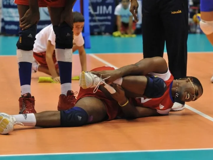 Lesiones comunes en voleibol y cómo los ejercicios preventivos ayudan